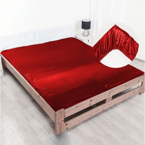 prześcieradło czerwone rozłożone na łóżku